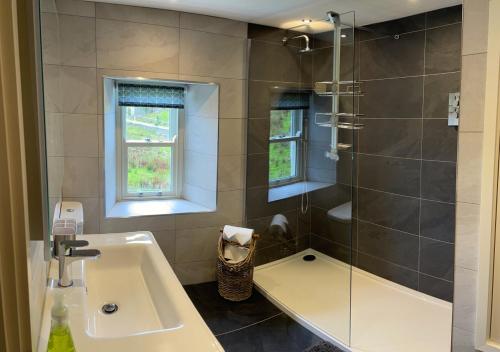 uma casa de banho com um chuveiro, um lavatório e uma banheira em Moorland View em Cotterdale