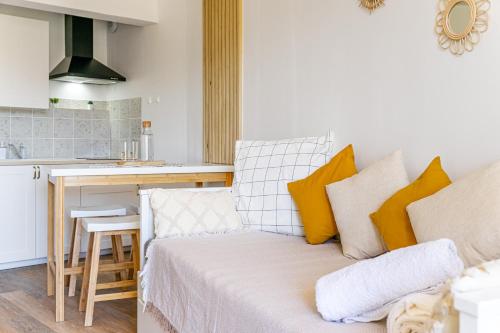 un salon avec un canapé et une cuisine dans l'établissement St Charles : Confortable+ Balcon, à Marseille