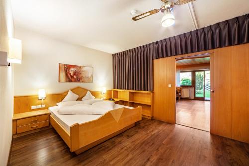 Ein Bett oder Betten in einem Zimmer der Unterkunft Alpenhof Lodge Butterblume iii