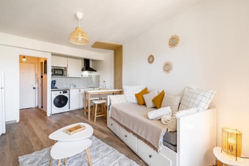 un salon avec un canapé et une cuisine dans l'établissement St Charles : Confortable+ Balcon, à Marseille