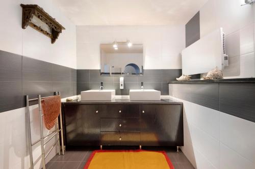a bathroom with two sinks and a mirror at Porto Douro - appartement 2 in Foz do Sousa