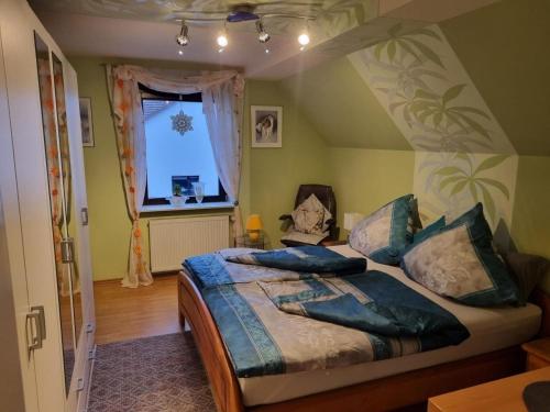 a bedroom with a bed and a window at Ferienwohnung für 2 Personen 70 m in Eschwege in Eschwege