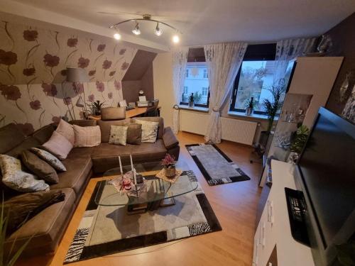 sala de estar con sofá y mesa en Ferienwohnung für 2 Personen 70 m in Eschwege, en Eschwege