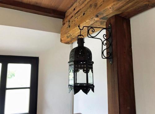 a black chandelier hanging from a ceiling in a room at Ferienwohnung Laternenstube im Rittergut Leppersdorf in Leppersdorf