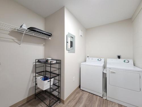 lavadero con lavadora y secadora en 2 Bedroom 2 Bath Apartment Near Mayo, Park Free! en Rochester