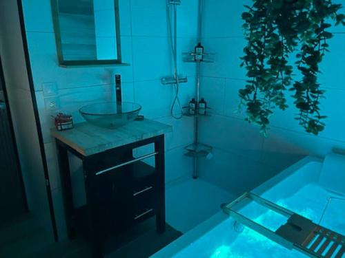 La salle de bains bleue est pourvue d'un lavabo et d'une baignoire. dans l'établissement Love Room : Lovely Room 61, à Saint-Clair-de-Halouze