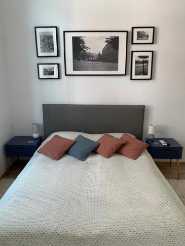 - une chambre dotée d'un lit avec trois oreillers dans l'établissement Charming Central Apartments, à Cluj-Napoca