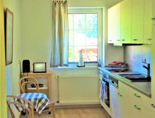 Dapur atau dapur kecil di Reetdach - Ferienwohnung " Spann mol ut " bei Binz