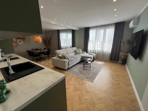 una sala de estar con un sofá y una mesa en Varna Top Center Luxury Apartment, en Varna