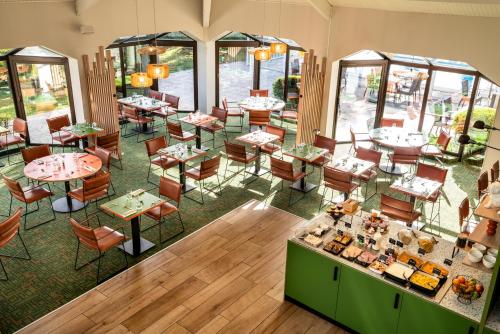 an overhead view of a restaurant with tables and chairs at Ibis Styles Lisieux Normandie in Lisieux