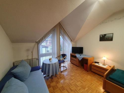 ZwingenbergにあるABM Apartment 37のリビングルーム(ソファ、テーブル、デスク付)