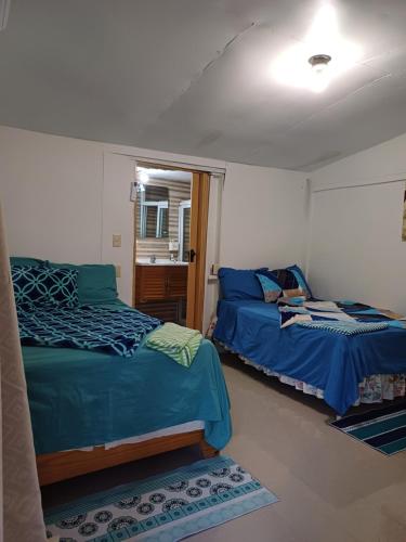 1 dormitorio con 2 camas y ventana en Habitación margarita, en Bayahibe