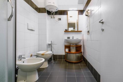 La salle de bains est pourvue de 2 toilettes et d'un lavabo. dans l'établissement Residence 2Gi, à Milan