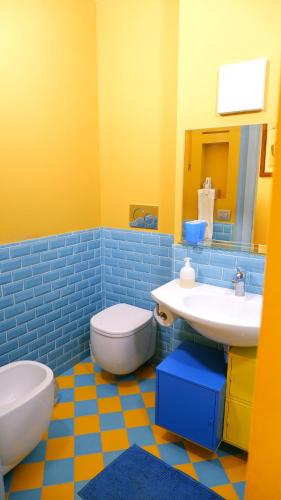 ein blau-gelbes Bad mit WC und Waschbecken in der Unterkunft B&B del Cactus in Corridonia
