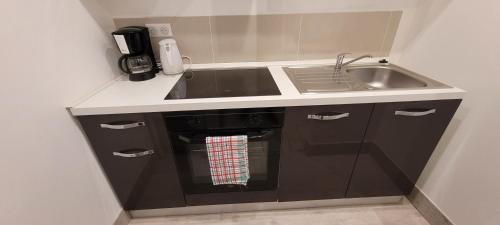 Kuchyň nebo kuchyňský kout v ubytování La Sarrazine - Suites - La Garde Freinet, Var
