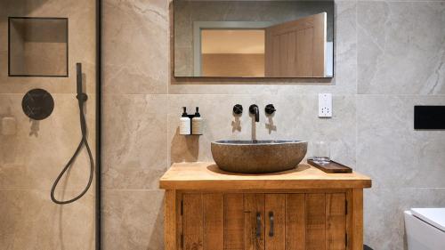 een badkamer met een wastafel en een douche bij Avington Estate in Winchester