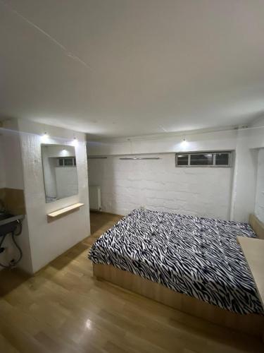 1 dormitorio con 1 cama en una habitación en Paradise 4, en Tiflis