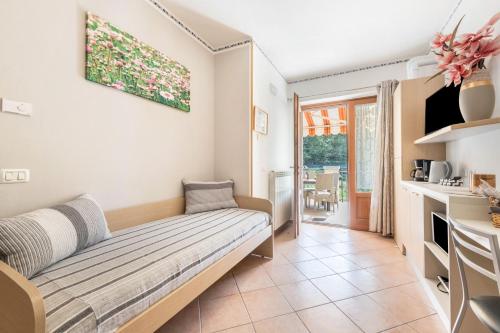 sala de estar con sofá y cocina en Residence Tatiana A4, en Tremosine Sul Garda