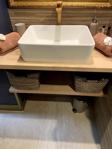 - un lavabo blanc sur un comptoir dans la salle de bains dans l'établissement « Bulles de Bonheur », à Cherbourg en Cotentin