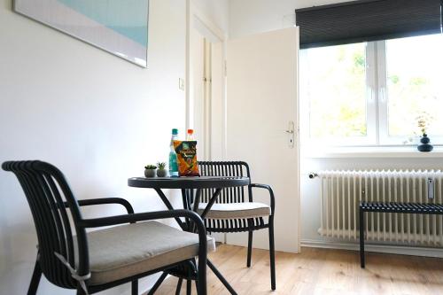 a table and chairs in a room with a window at City Apartment in bester Lage in Wolfsburg