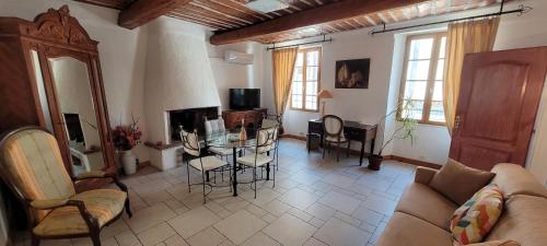TV a/nebo společenská místnost v ubytování La Sarrazine - Suites - La Garde Freinet, Var