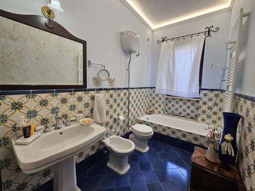 ein Badezimmer mit einem Waschbecken, einem WC und einer Badewanne in der Unterkunft A Casa del Farmacista in Casarano