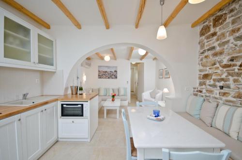 Kuchyň nebo kuchyňský kout v ubytování Kavos Hotel Naxos