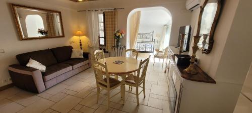 Posezení v ubytování La Sarrazine - Suites - La Garde Freinet, Var