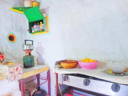 una cocina con una mesa con tazones de fruta. en l'expérience Berbère, en Agadir