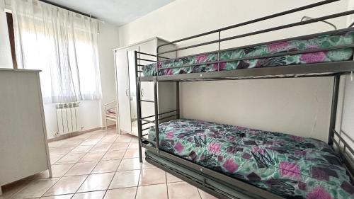 1 dormitorio con 2 literas en una habitación en K03 - Castelfidardo, ampio quadrilocale comodo ai servizi, en Castelfidardo