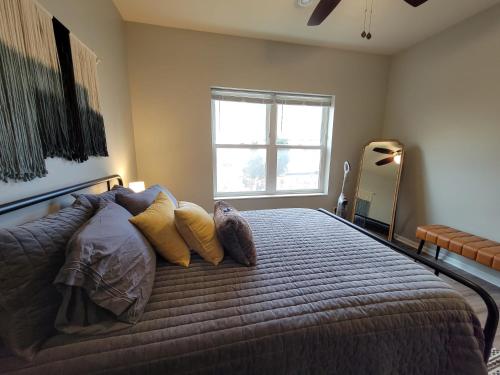 מיטה או מיטות בחדר ב-2 Bedroom Apartment, Free Parking, Next To Mayo!