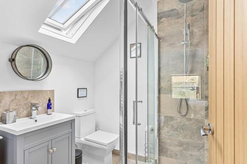 ペイントンにあるThe Dairy, Higher Yalberton Farmのシャワー、トイレ、洗面台を備えたバスルーム