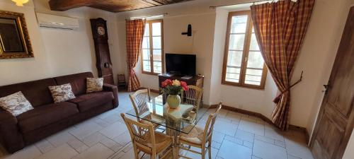 Posezení v ubytování La Sarrazine - Suites - La Garde Freinet, Var