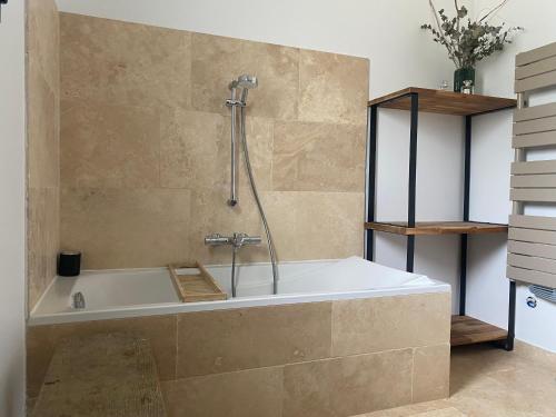 La salle de bains est pourvue d'une baignoire et d'une douche. dans l'établissement Les Terra Rossa, Villa contemporaine proche Lacs et Gorges du Verdon, à Aups