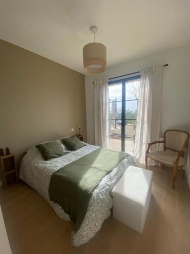 une chambre avec un lit et une grande fenêtre dans l'établissement Les Terra Rossa, Villa contemporaine proche Lacs et Gorges du Verdon, à Aups