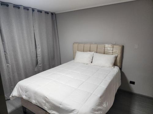 A bed or beds in a room at DEPARTAMENTO MODERNO Y COMODO CERCA A MOVISTAR ARENA Y FANTASILANDIA