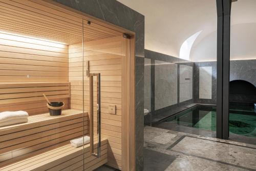 La salle de bains est pourvue d'une piscine et d'une douche. dans l'établissement Palazzo Shedir - The Leading Hotels of the World, à Rome