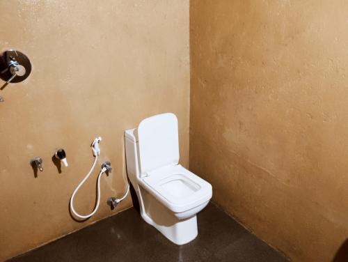 łazienka z toaletą i prysznicem w obiekcie Cosmic Mud House Kanthalloor w mieście Kanthalloor
