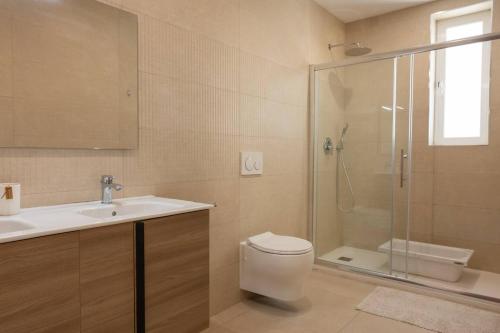 モスタにあるAmazing Family Apartment In Mosta By Homelyのシャワー、トイレ、洗面台を備えたバスルーム