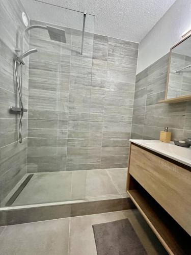 une salle de bain avec douche et lavabo dans l'établissement STUDIO CABINE 4 PERSONNES AVEC TERRASSE ET PLACE DE PARKING PRIVATIVE, au Grau-du-Roi