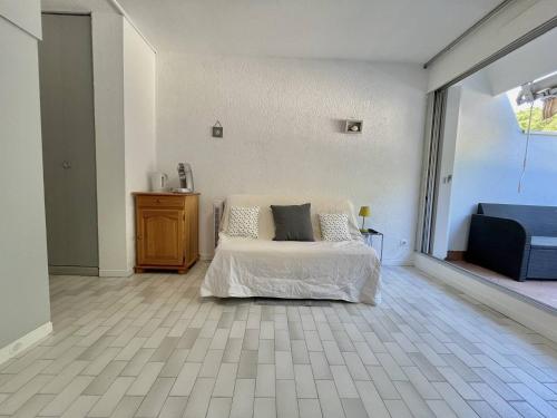 STUDIO CABINE 4 PERSONNES AVEC TERRASSE ET PLACE DE PARKING PRIVATIVE