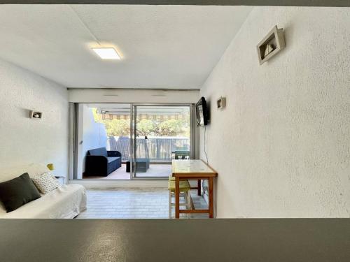 STUDIO CABINE 4 PERSONNES AVEC TERRASSE ET PLACE DE PARKING PRIVATIVE