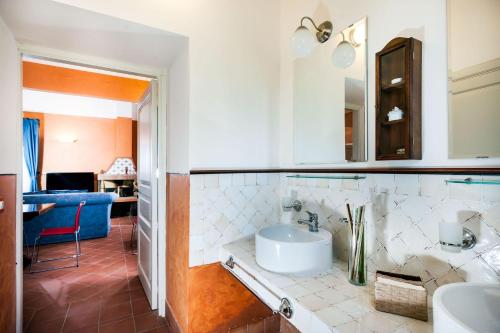 y baño con lavabo y espejo. en Villa Eremo Sant'Emilia, en Trecastagni