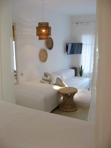 Postel nebo postele na pokoji v ubytování Kavos Hotel Naxos