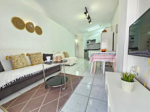 OCEAN SYMPHONY APARTMENT WITH TERRACE, Los Cristianos, Tenerife
