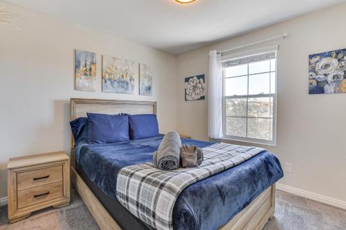 1 dormitorio con cama con sábanas azules y ventana en Stylish Home with Pool Access, 10 Mi to Vegas Strip!, en Las Vegas