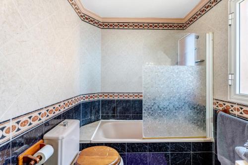 Ένα μπάνιο στο Beautiful 3 bedroom Wifi Sea View