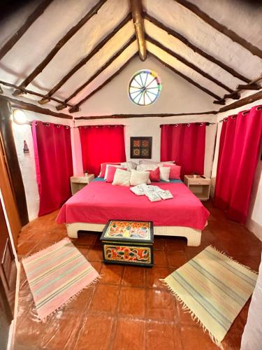 Ένα ή περισσότερα κρεβάτια σε δωμάτιο στο Rancho Rebecca, villa de lujo para un Max 10 personas, vistas panorámicas playa y montañas, piscina, 5 H, 5 B en Guarame, Isla de Margarita