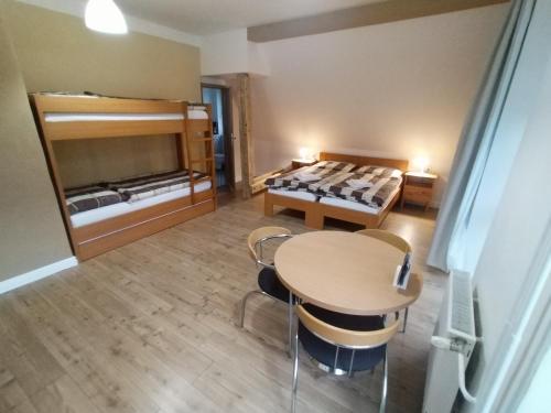 um quarto com duas camas e uma mesa e cadeiras em Lipanka em Lipova Lazne
