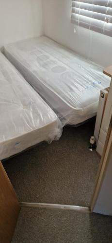 Una cama en una habitación con un colchón en Eminence, en Westfield